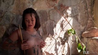 Jazmin P bateri bagetleriyle amına solo takılıyor